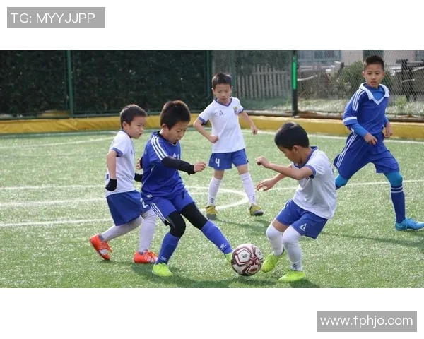 绿茵场上追逐梦想的少年们与足球的激情岁月